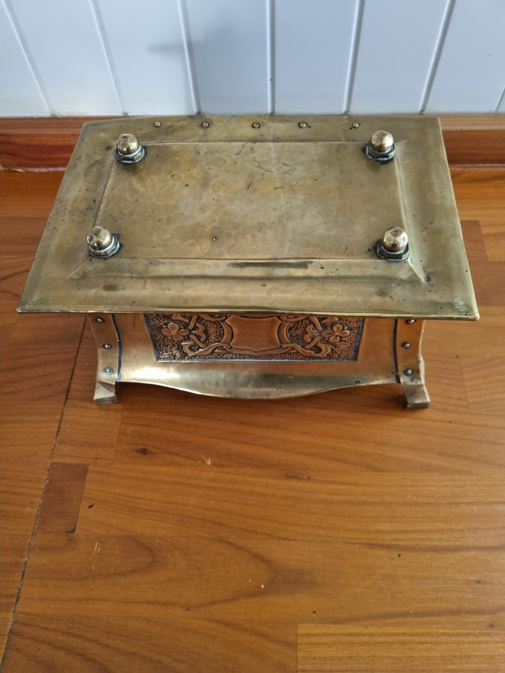 ARTS AND CRAFTS BRASS BOX C1900 View III