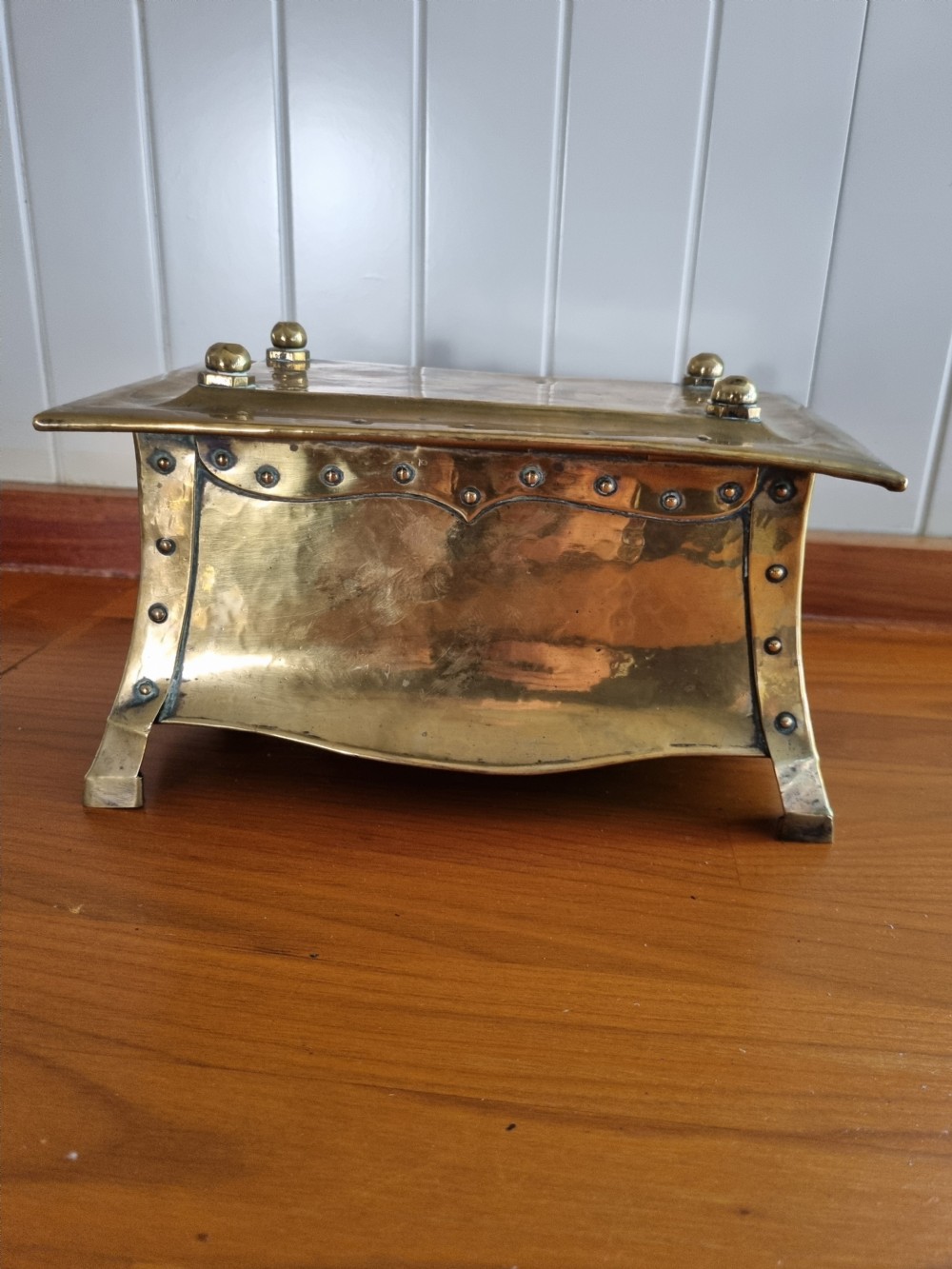 ARTS AND CRAFTS BRASS BOX C1900 View IV