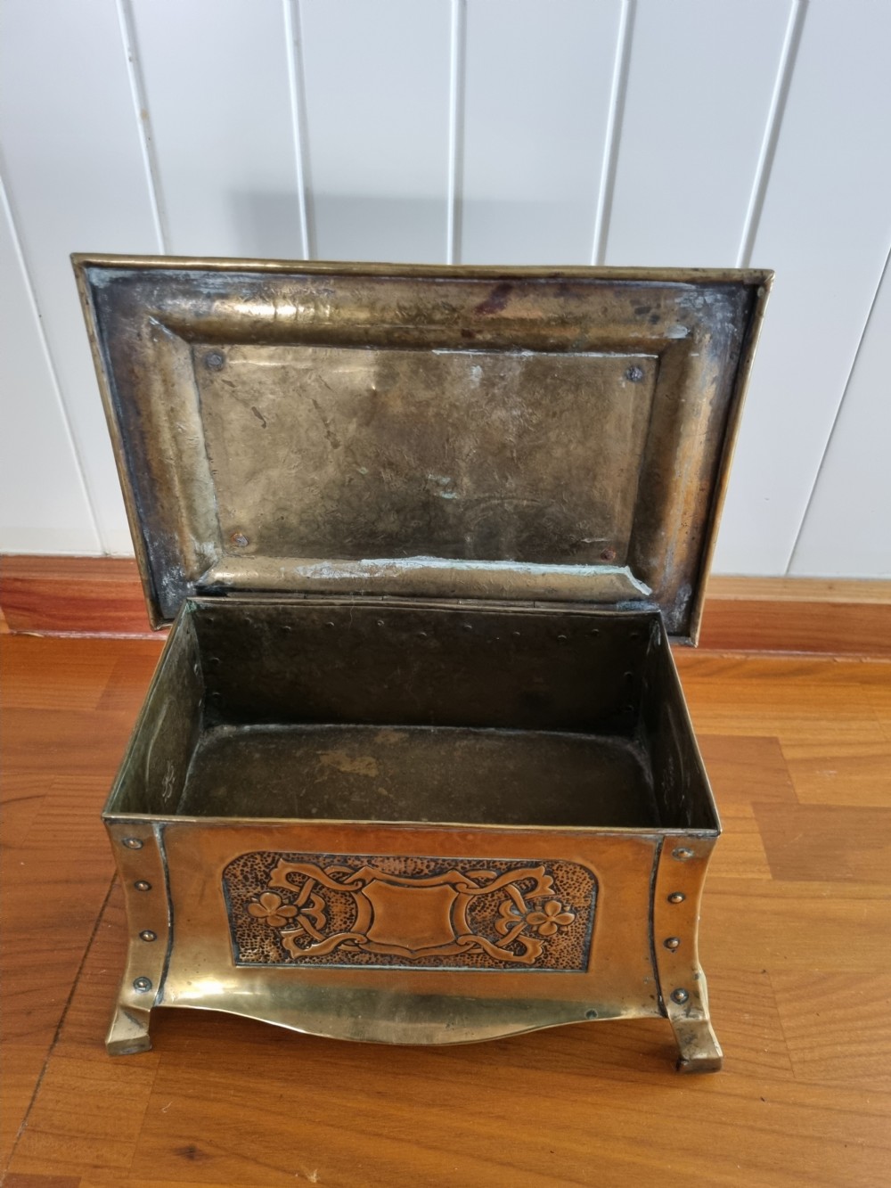 ARTS AND CRAFTS BRASS BOX C1900 View V