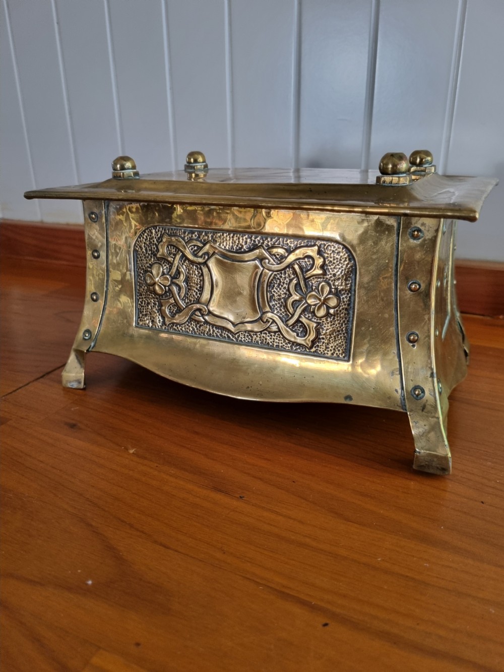 ARTS AND CRAFTS BRASS BOX C1900 View VII