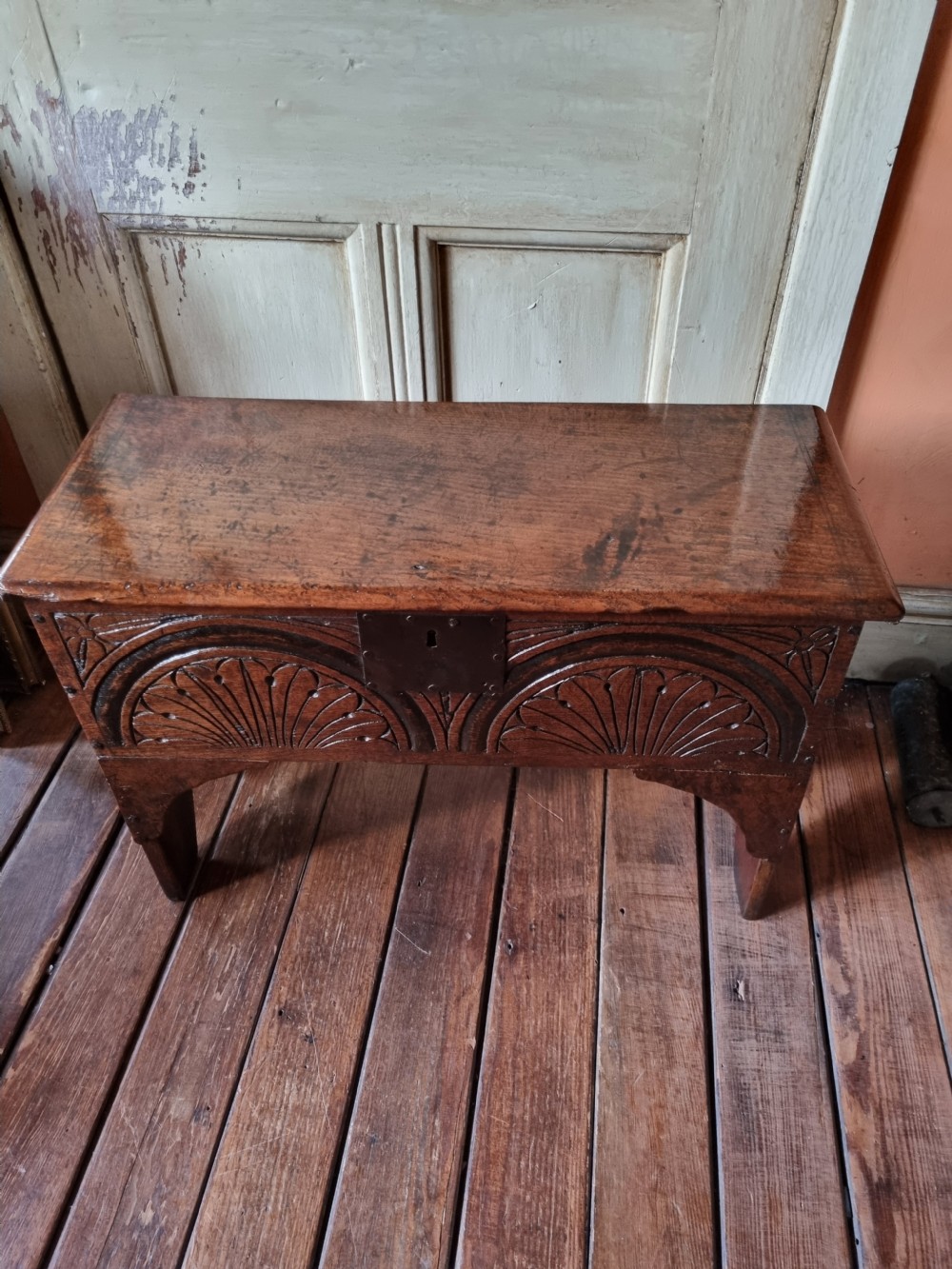 SMALL L17THC OAK COFFER/ARROWBOX WITH ORIGINAL LUNETTE CARVING View II