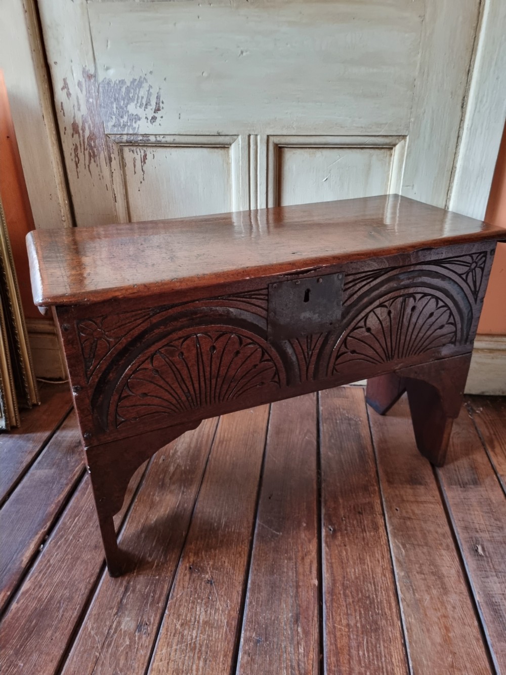SMALL L17THC OAK COFFER/ARROWBOX WITH ORIGINAL LUNETTE CARVING View III