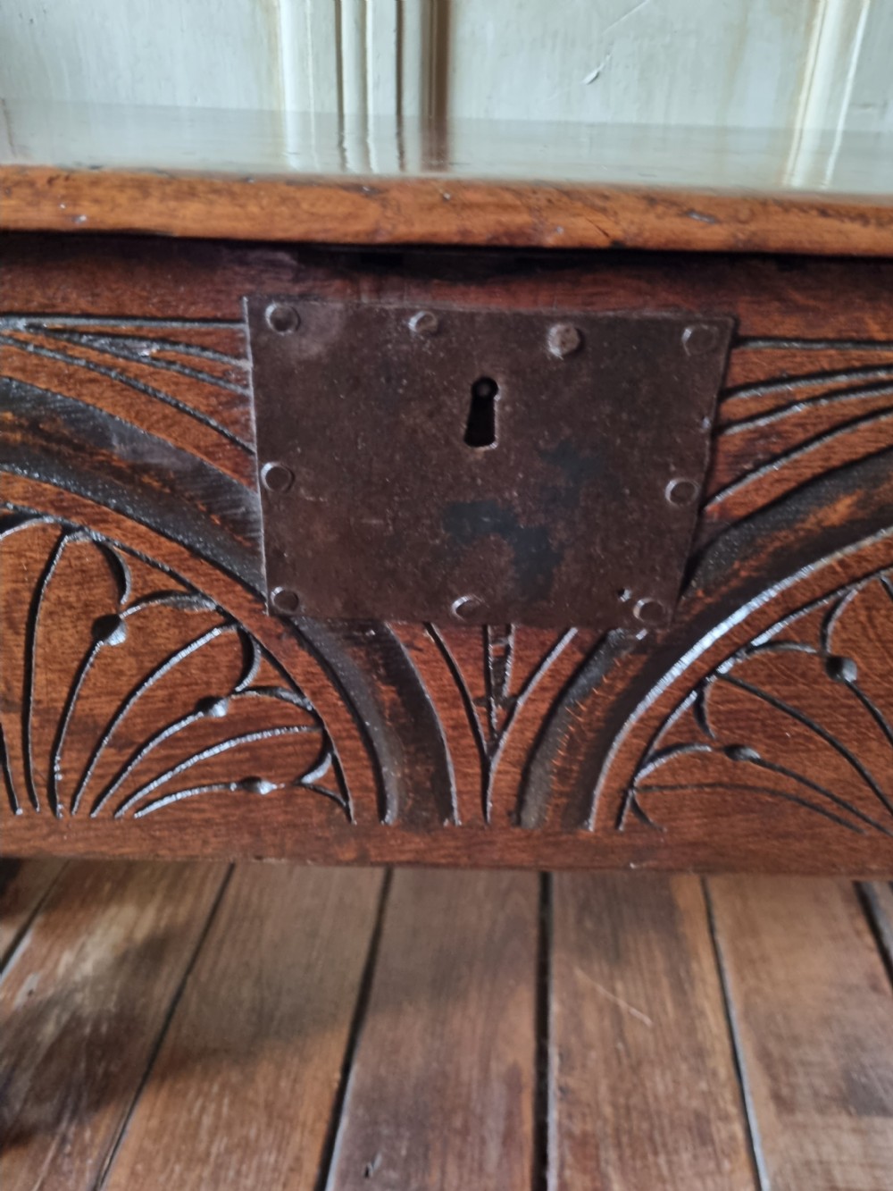 SMALL L17THC OAK COFFER/ARROWBOX WITH ORIGINAL LUNETTE CARVING View IV