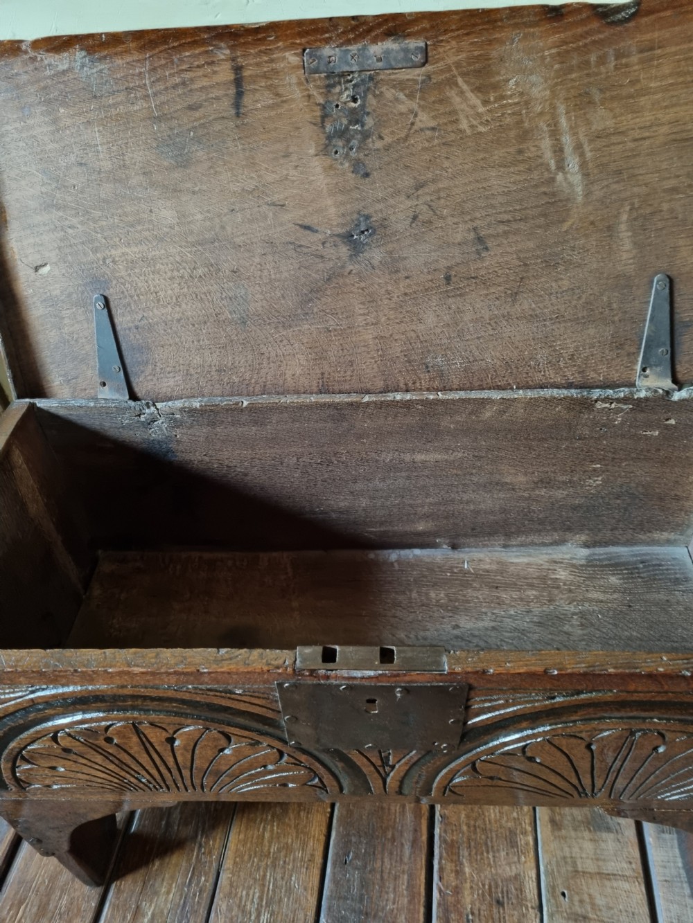 SMALL L17THC OAK COFFER/ARROWBOX WITH ORIGINAL LUNETTE CARVING View V