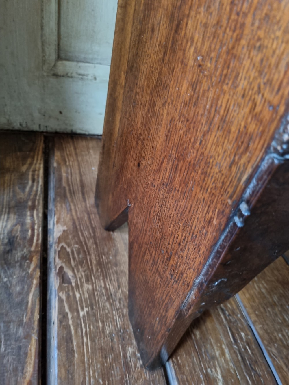 SMALL L17THC OAK COFFER/ARROWBOX WITH ORIGINAL LUNETTE CARVING View VI