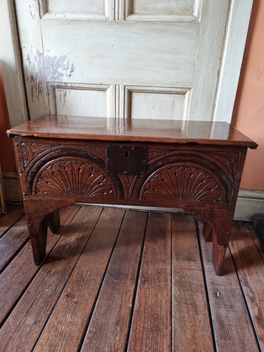 SMALL L17THC OAK COFFER/ARROWBOX WITH ORIGINAL LUNETTE CARVING View VII