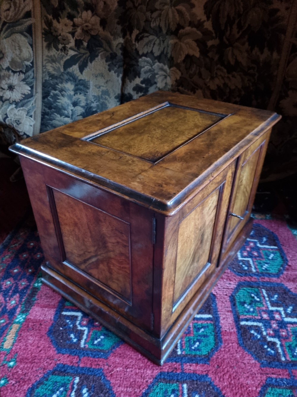 WALNUT 19THC COLLECTOR,S  CABINET OF THE HIGHEST QUALITY 4 DRAWERS View II
