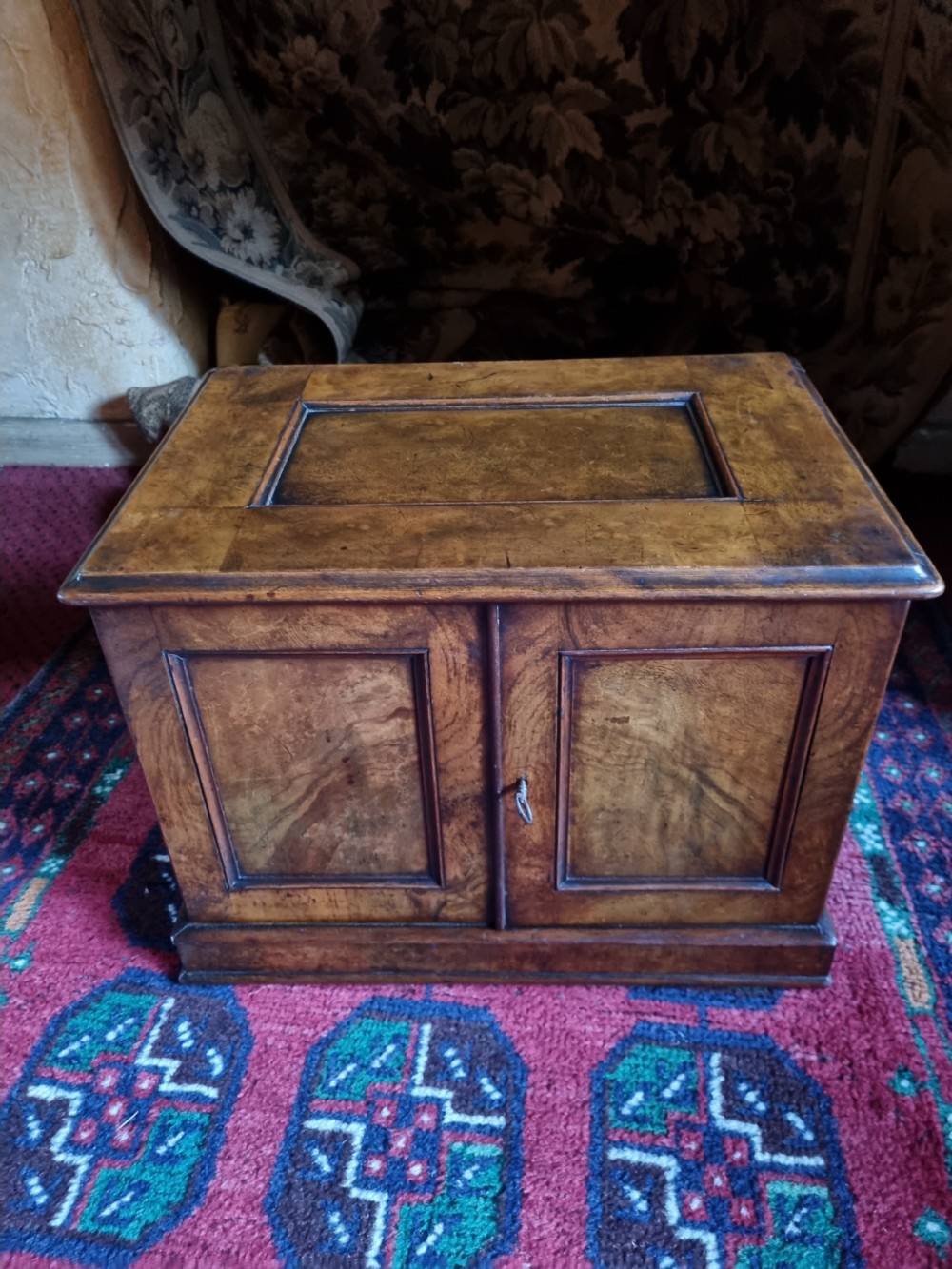WALNUT 19THC COLLECTOR,S  CABINET OF THE HIGHEST QUALITY 4 DRAWERS View VI