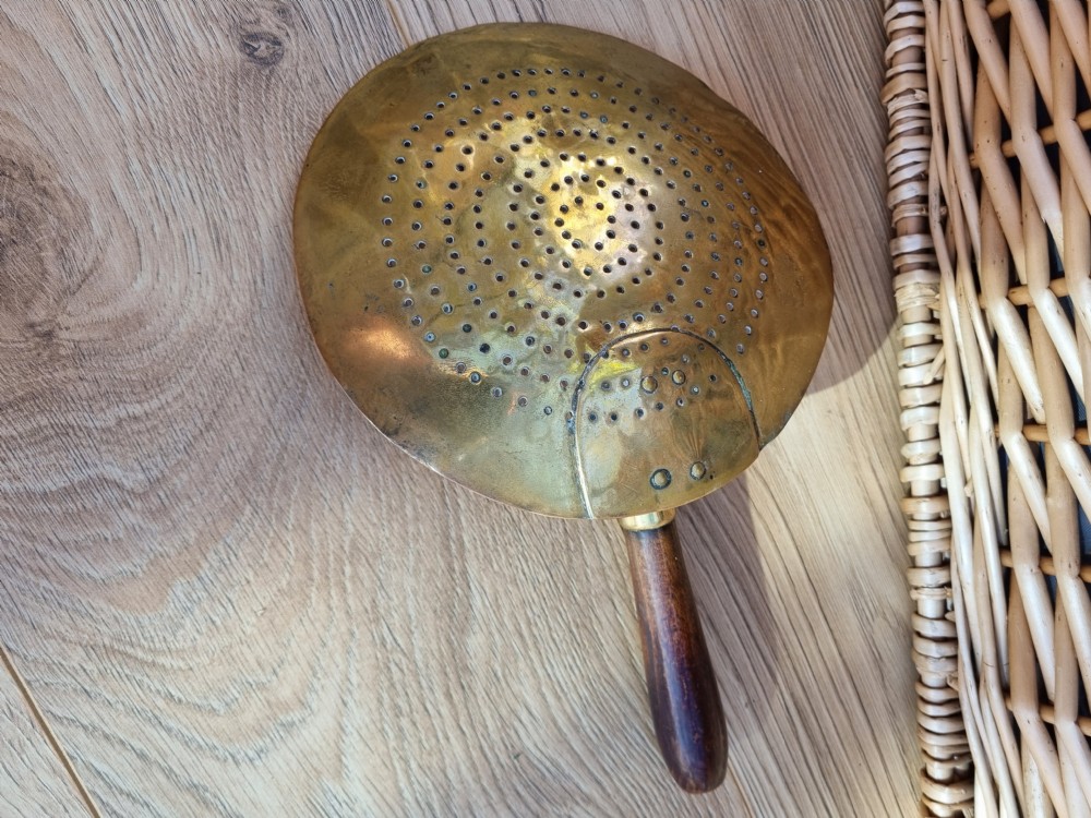 AN UNUSUAL 18THC BRASS HAND HELD MILK SKIMMER  View VI