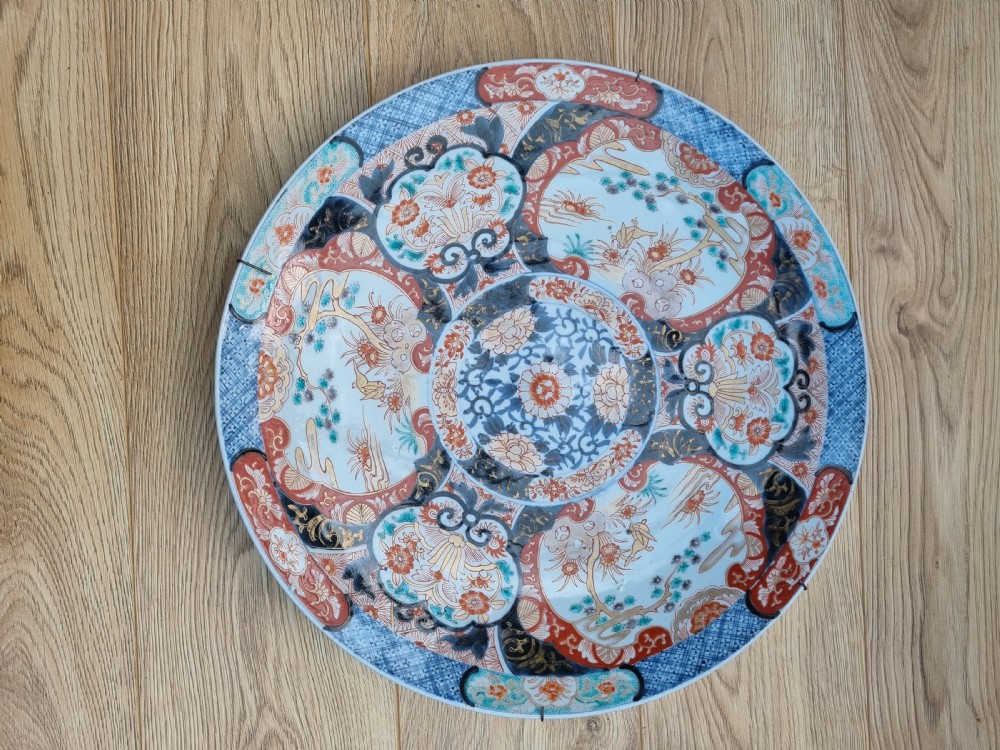 GOOD LARGE 19THC IMARI CHARGER 