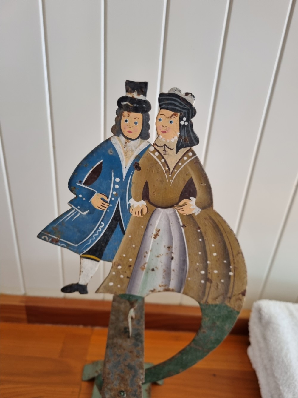 19THC METAL ROCKING TOY OF A COURTING COUPLE View III