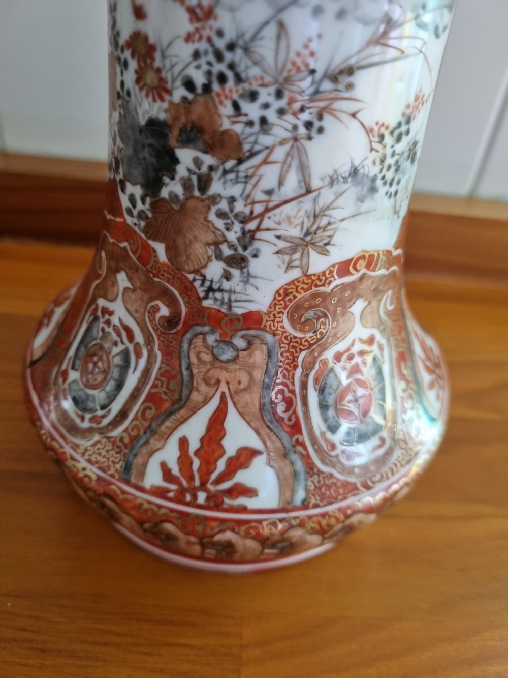 A TALL PERFECT 19C SIGNED KUTANI VASE  View III