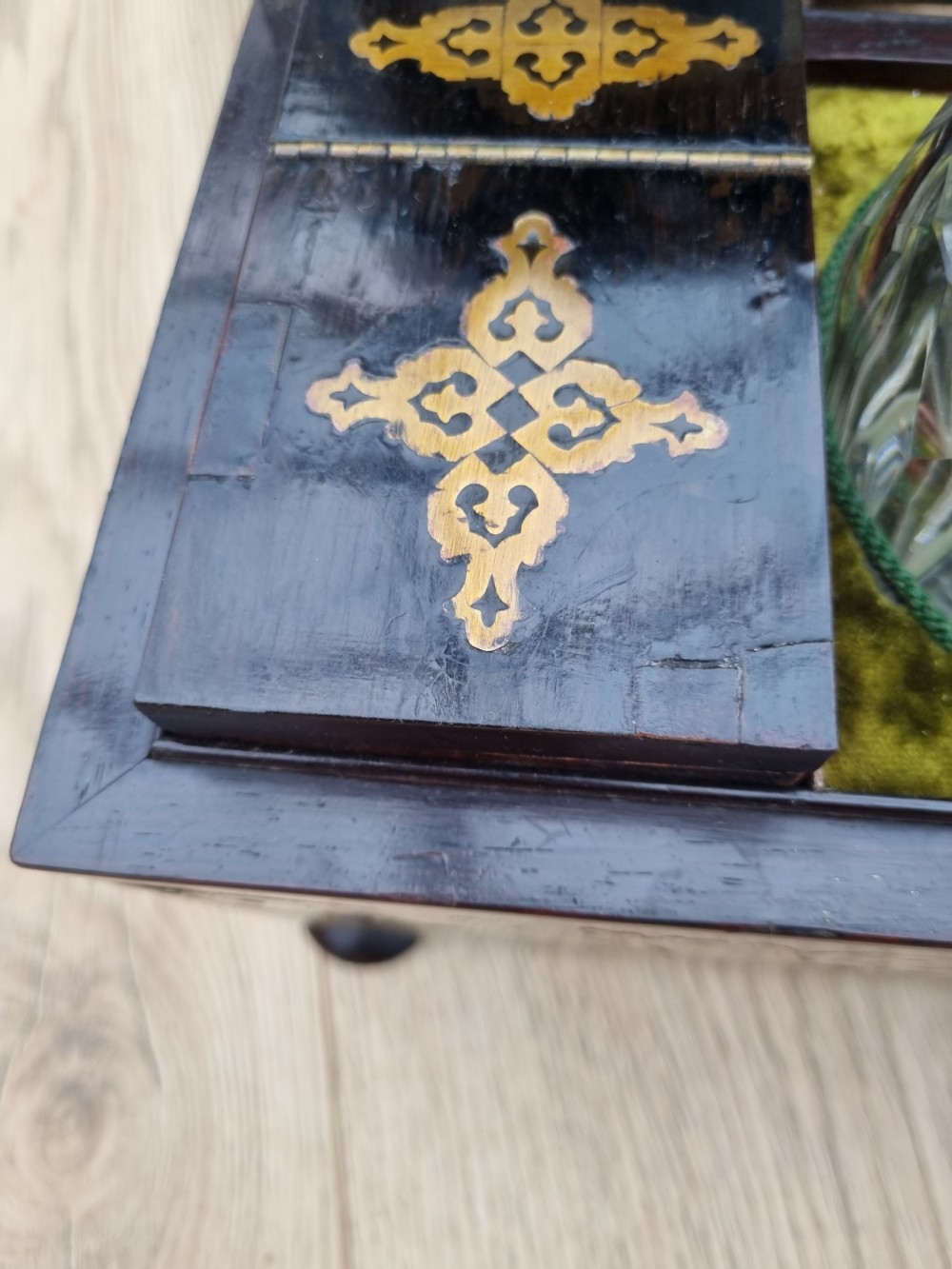 EARLY 19THC PROFUSELY BRASS INLAID ROSEWOOD TEA CADDY View II
