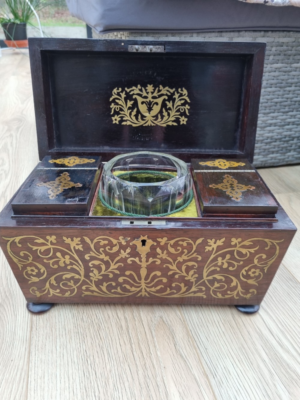 EARLY 19THC PROFUSELY BRASS INLAID ROSEWOOD TEA CADDY View VI