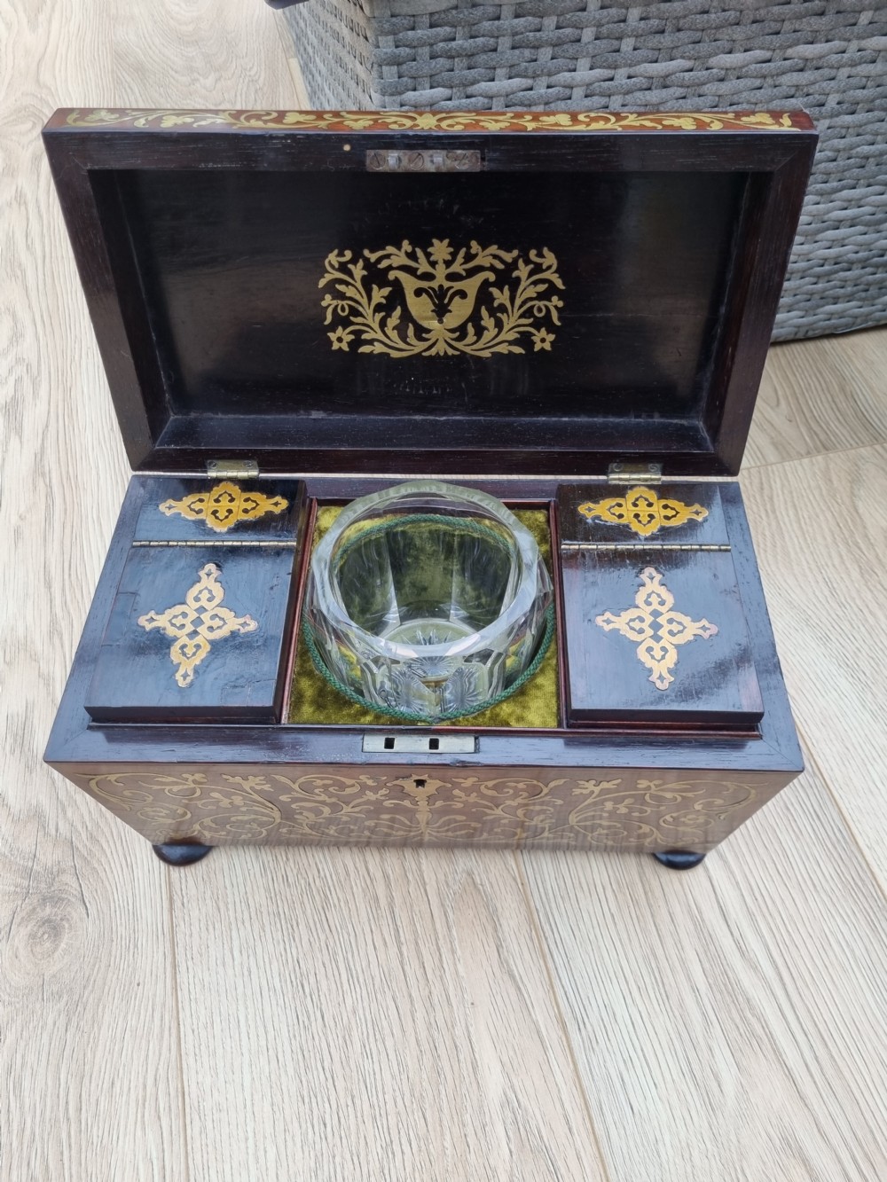 EARLY 19THC PROFUSELY BRASS INLAID ROSEWOOD TEA CADDY View VII
