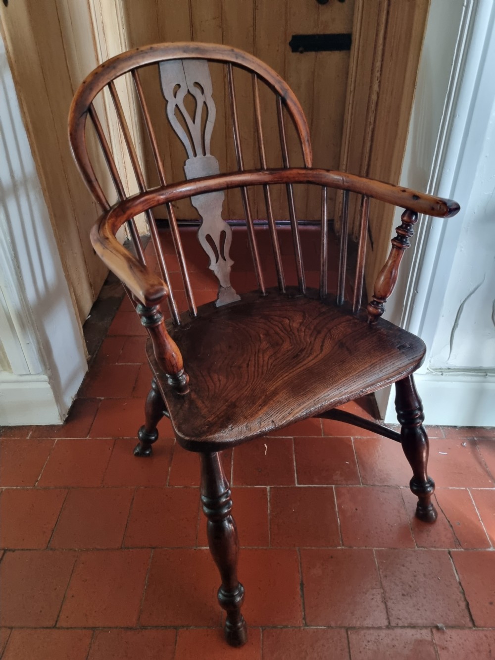 A GOOD 19THC YEW WOOD WINDSOR ARM CHAIR 