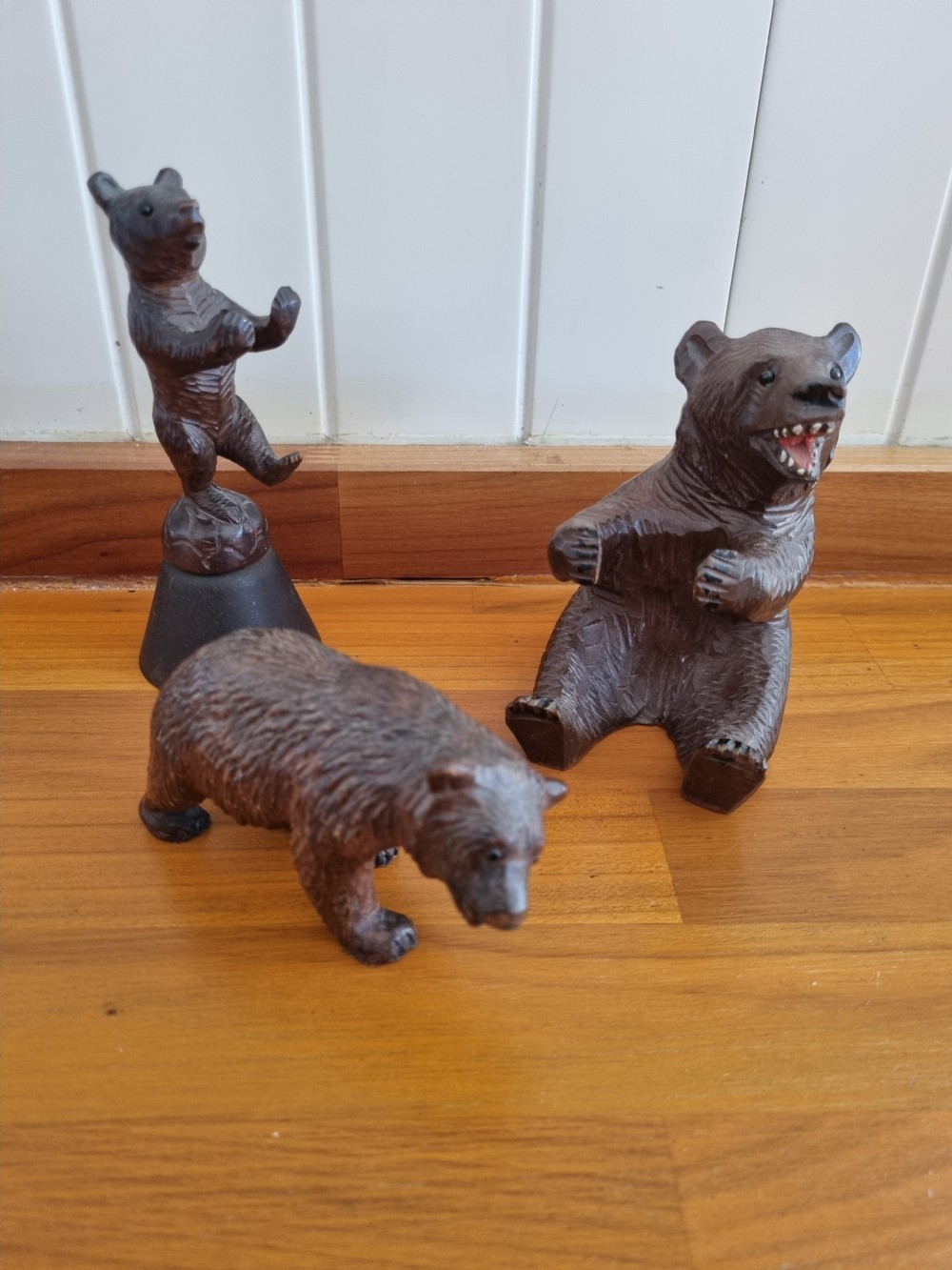 A GROUP OF 3 19THC BAVARIAN CARVED WOOD BEARS View V