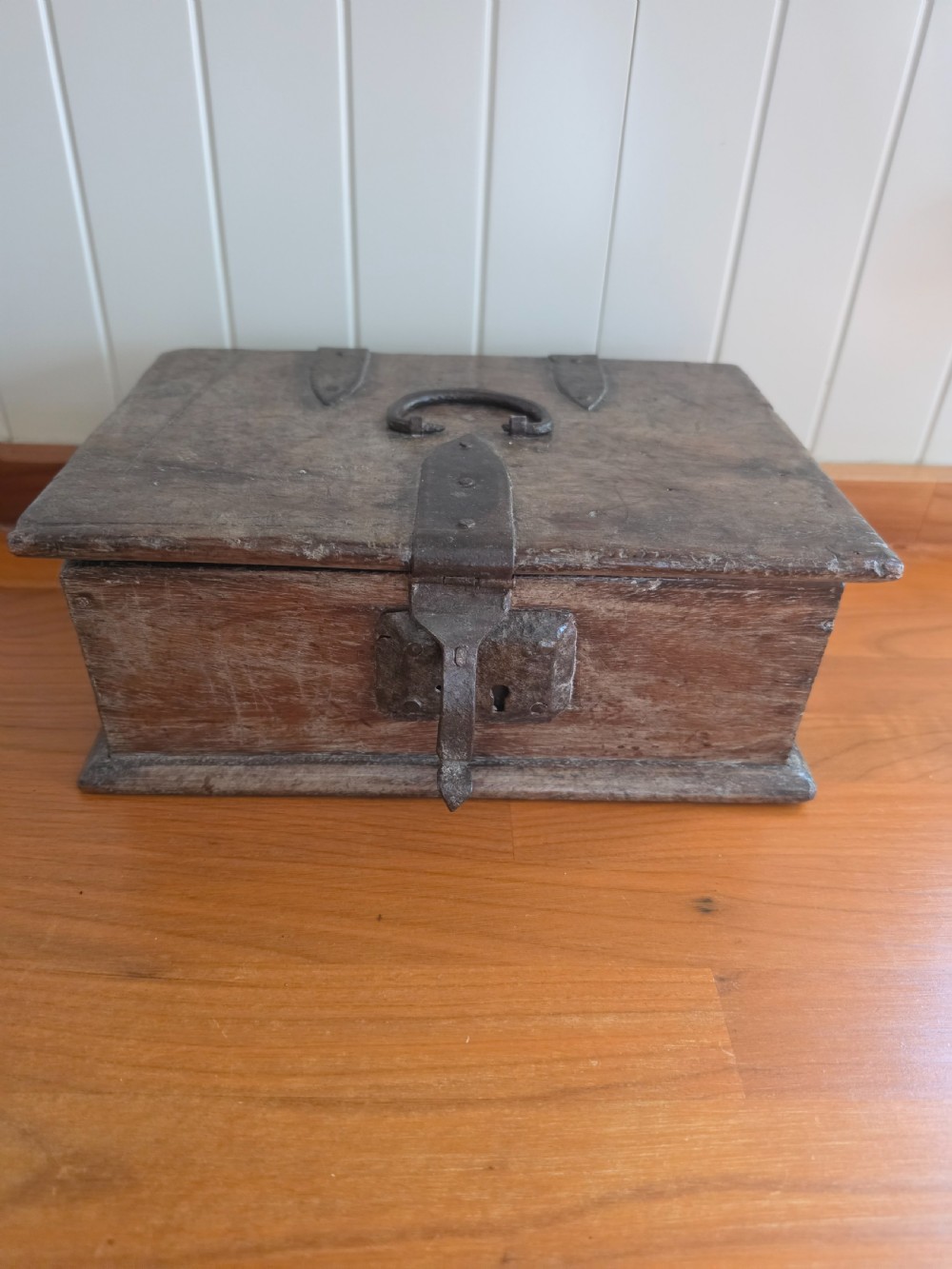 L16TH/E17THC SMALL OAK TRAVELLING STRONG BOX