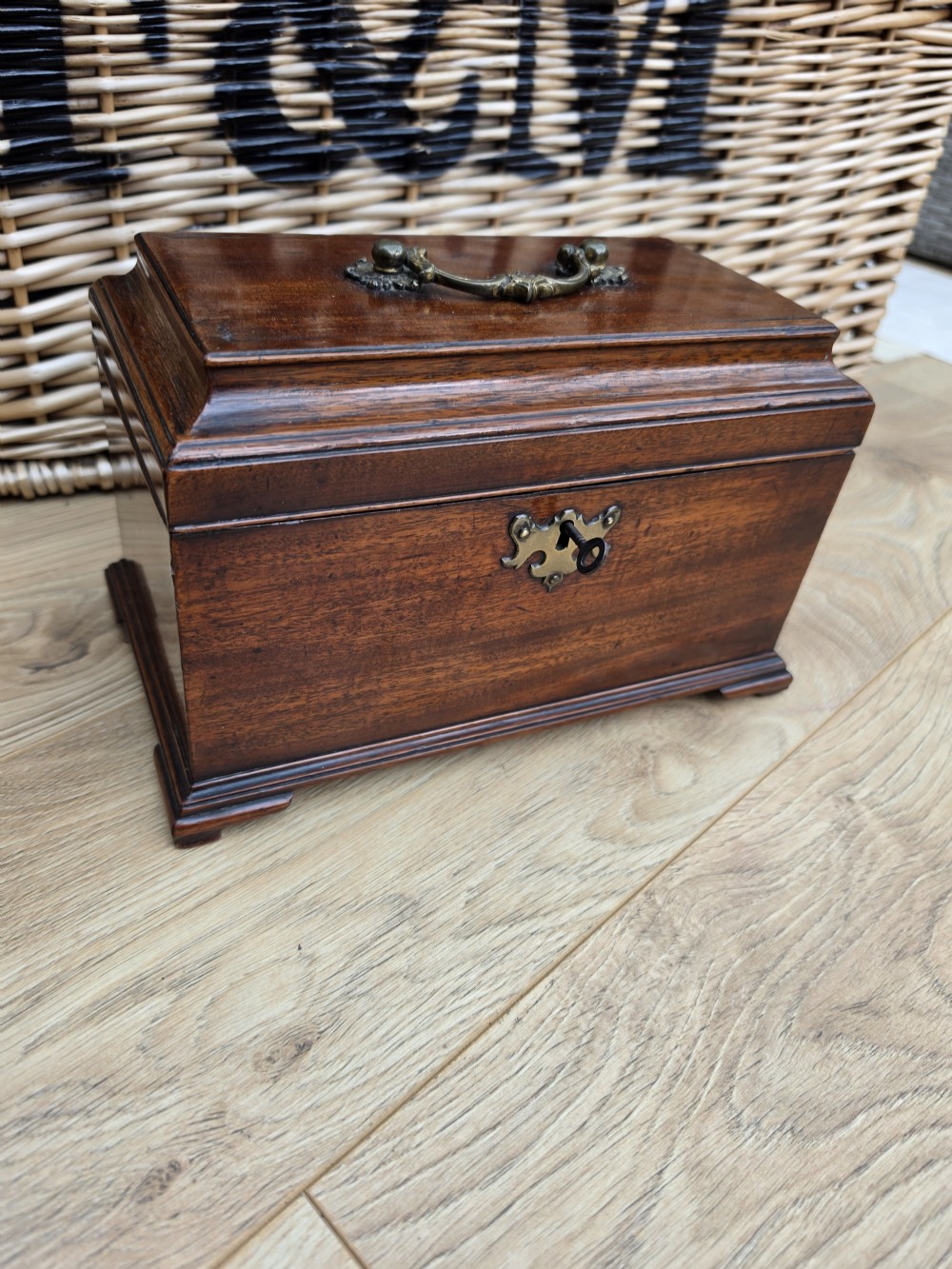 COMPLETELY ORIGINAL GEORGIAN TEA CADDY WITH PEWTER CANNISTERS View VII