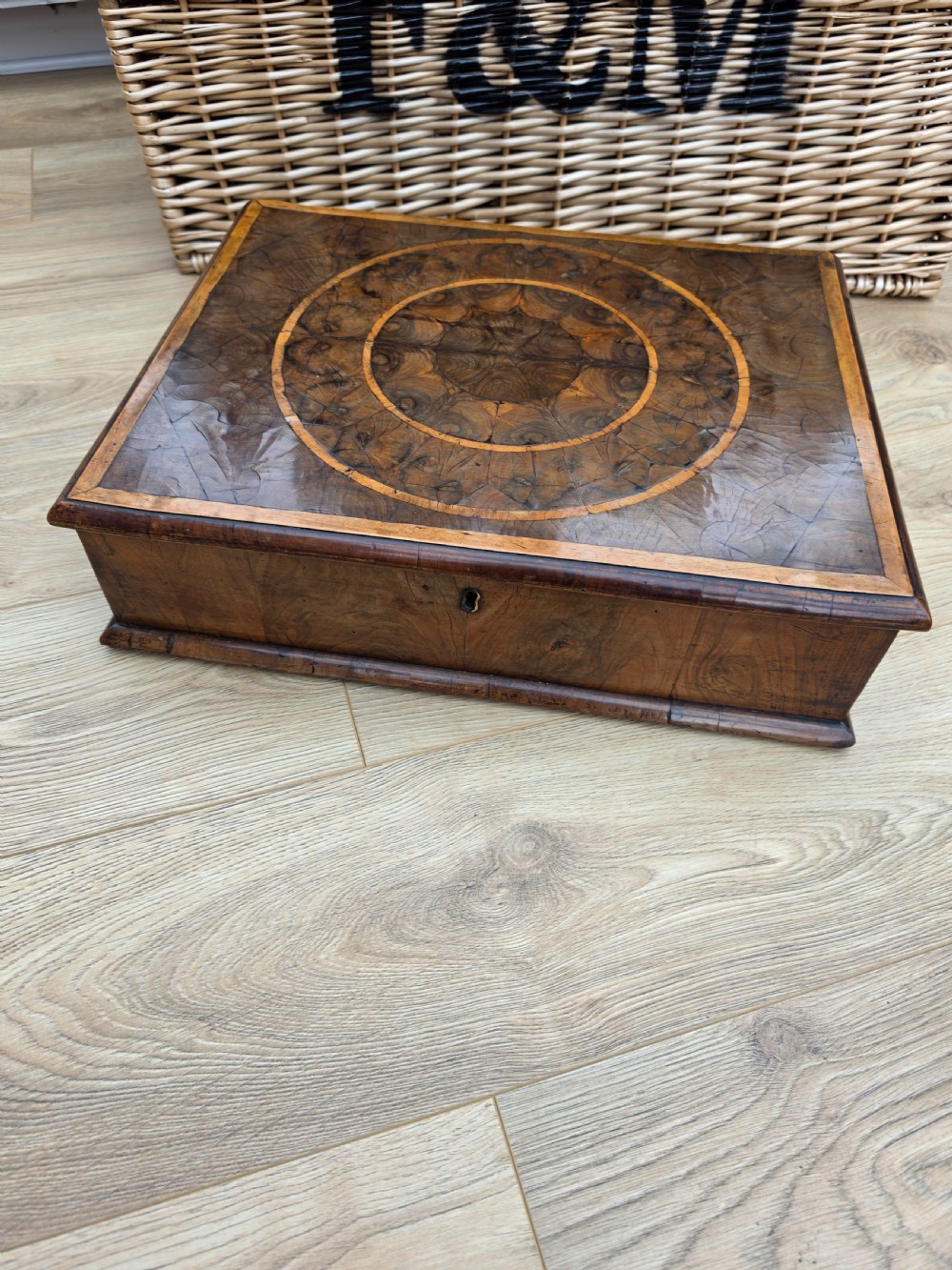 17TH C WALNUT OYSTER VENEERED LACE BOX 