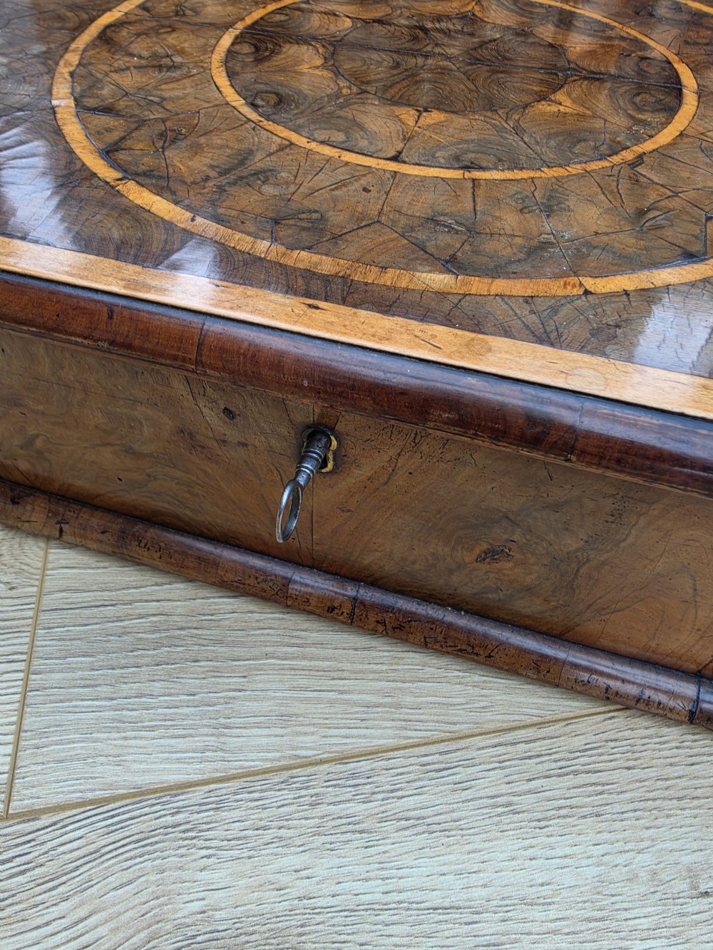 17TH C WALNUT OYSTER VENEERED LACE BOX  View II