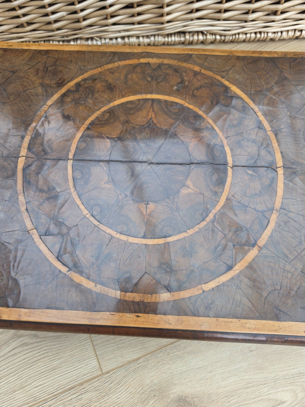 17TH C WALNUT OYSTER VENEERED LACE BOX  View III