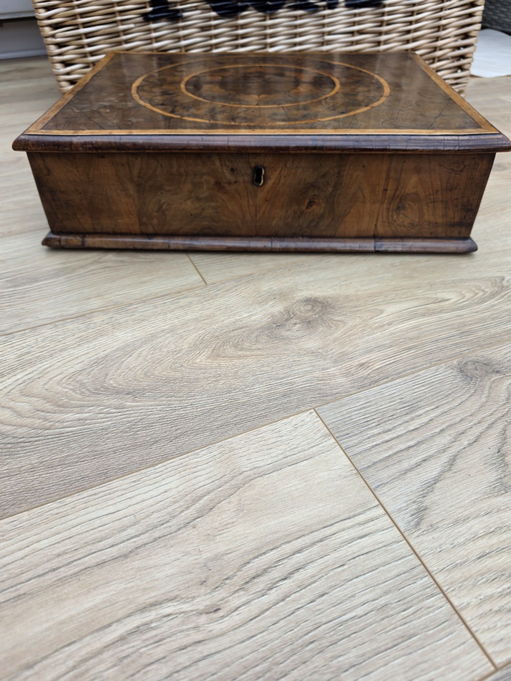 17TH C WALNUT OYSTER VENEERED LACE BOX  View VII