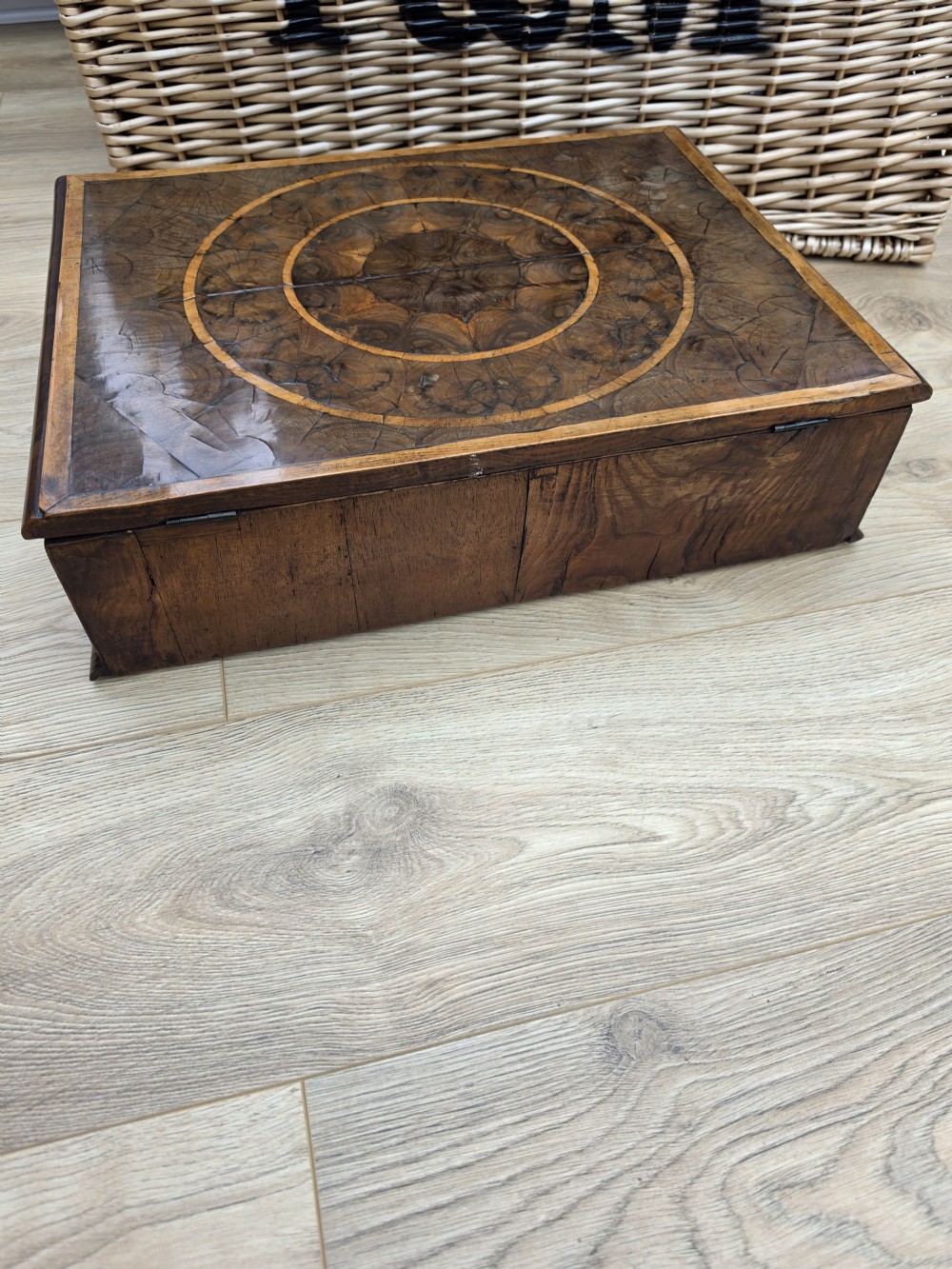 17TH C WALNUT OYSTER VENEERED LACE BOX  View VIII