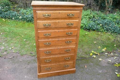 Wellington Chest in Oak C1900