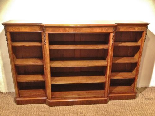 Bookcase in Walnut