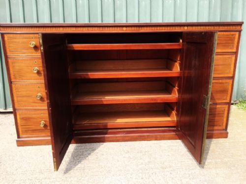 fig 2. LINEN PRESS, CABINET.
