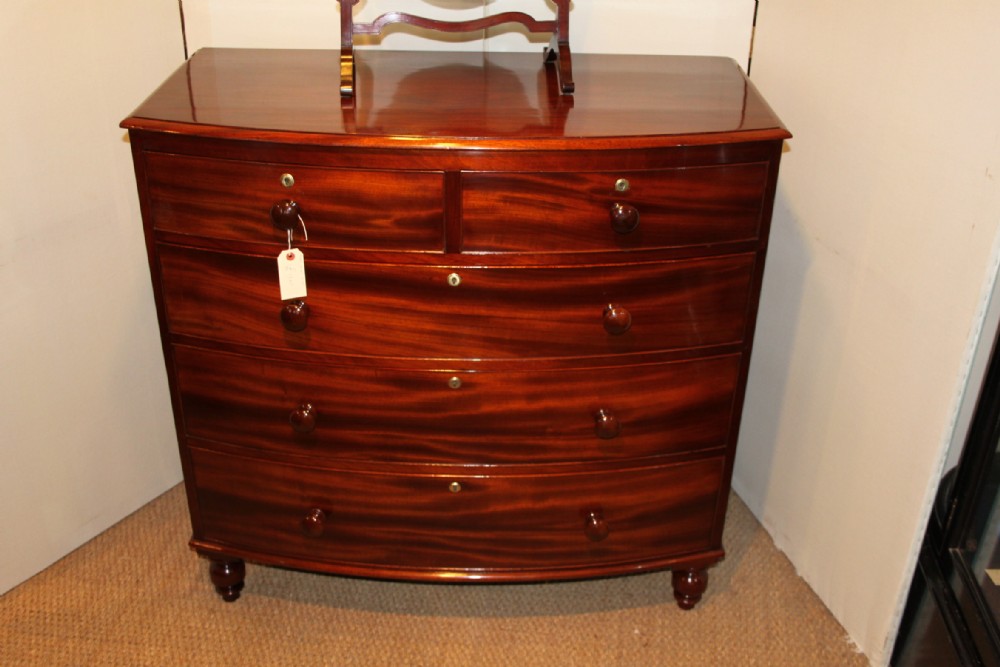 VICTORIAN MAHOGANY BOWFRONTED CHEST OF DRAWERS 