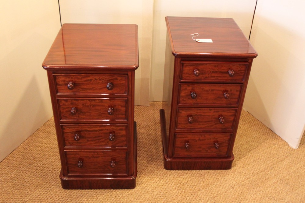 PAIR OF BEDSIDE CABINETS 