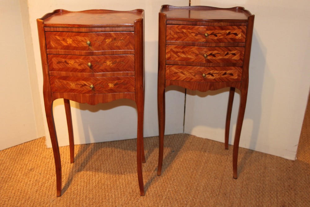 PAIR OF BEDSIDE CABINETS 