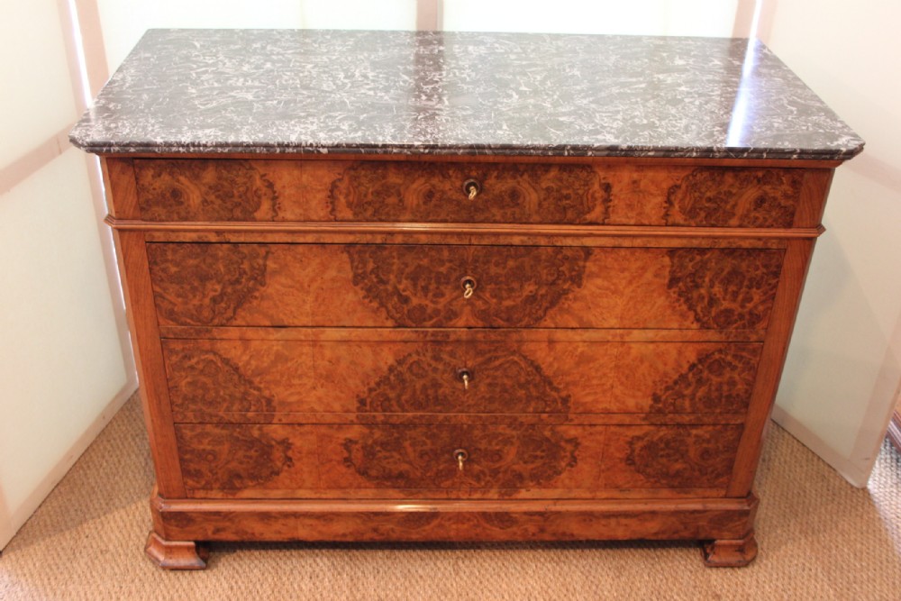 Walnut chest of drawers / commode 