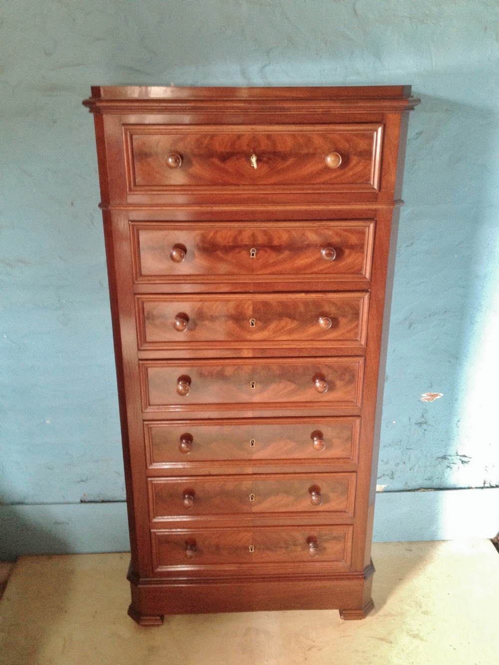 MAHOGANY CHEST OF DRAWERS