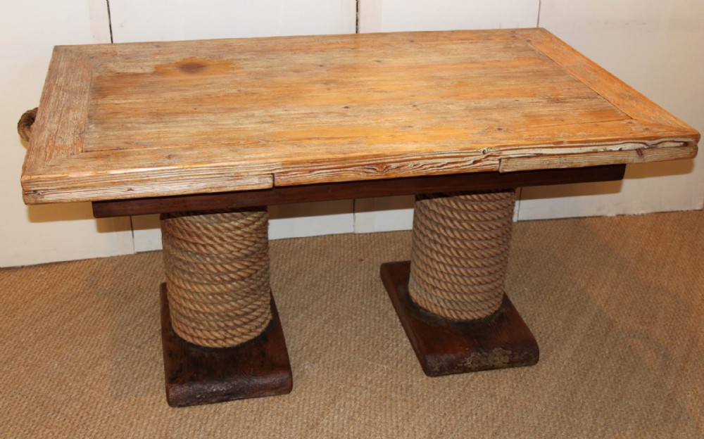 Draw leaf table with a nautical style 