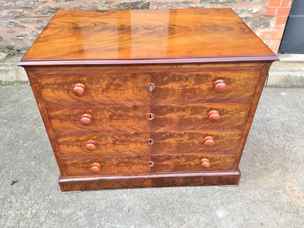 MAHOGANY CHEST OF DRAWERS. C 1880