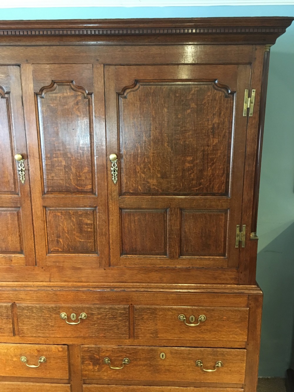 18th century Oak hall cupboard-wardrobe View III
