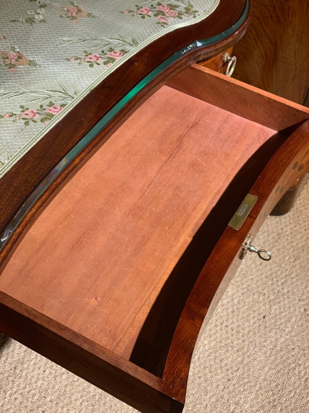 Ladies dressing table    View VI