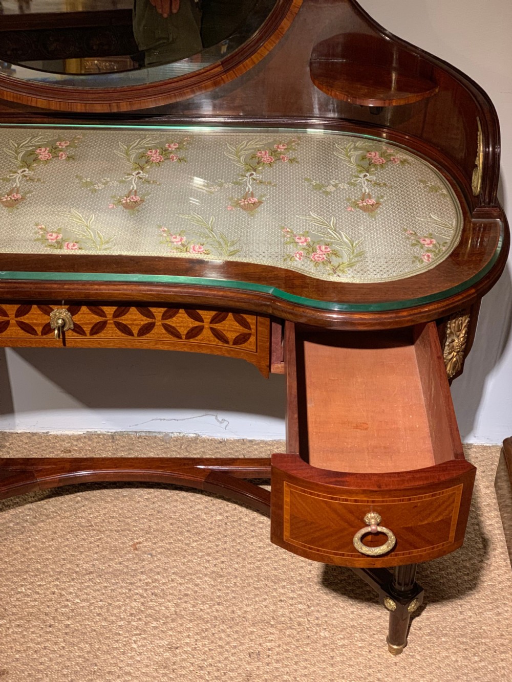 Ladies dressing table    View IX