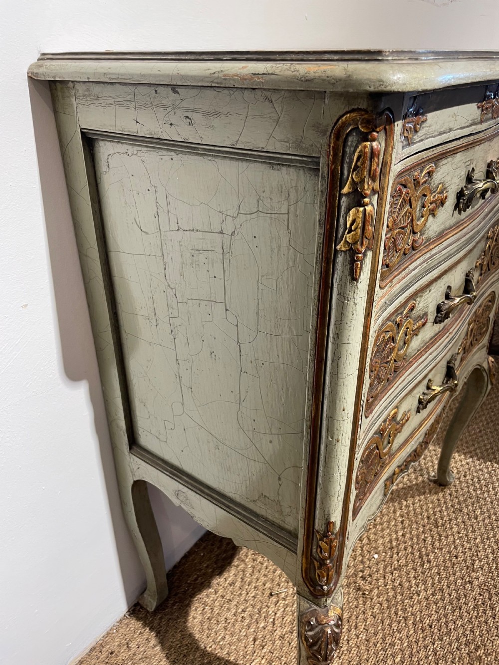 Small lacquered commode / chest of drawers  View IV