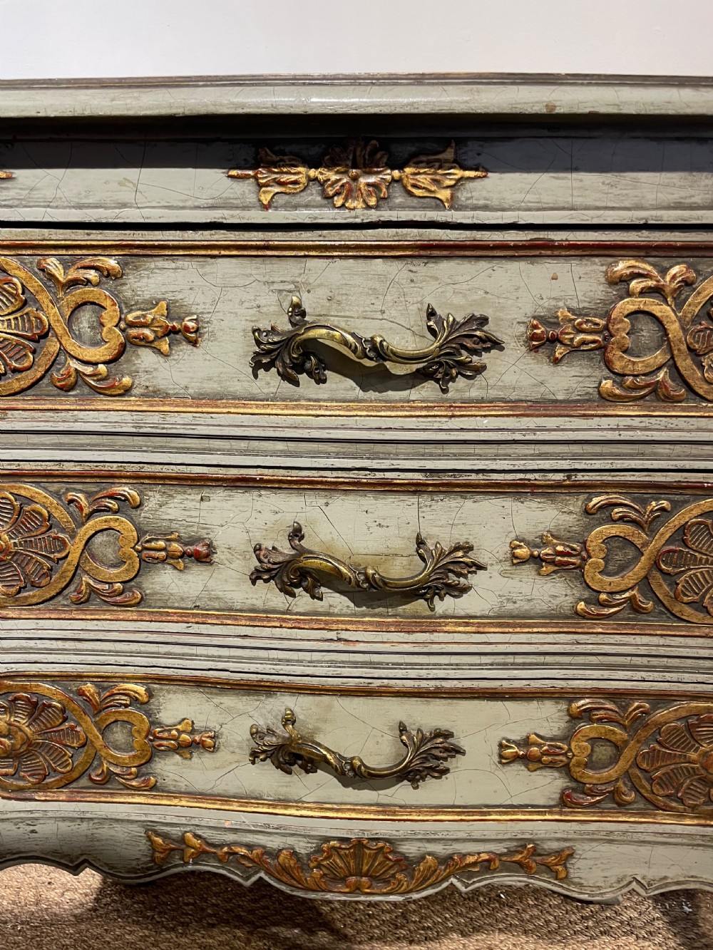Small lacquered commode / chest of drawers  View VI