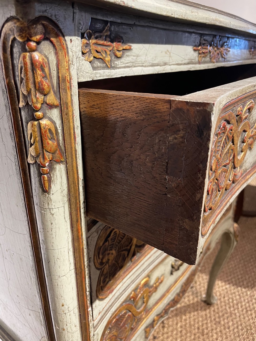 Small lacquered commode / chest of drawers  View VII