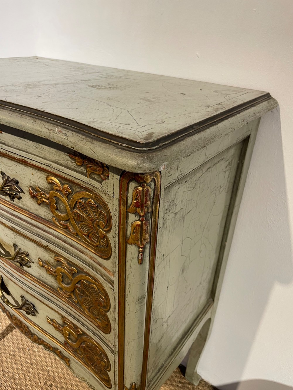 Small lacquered commode / chest of drawers  View IX