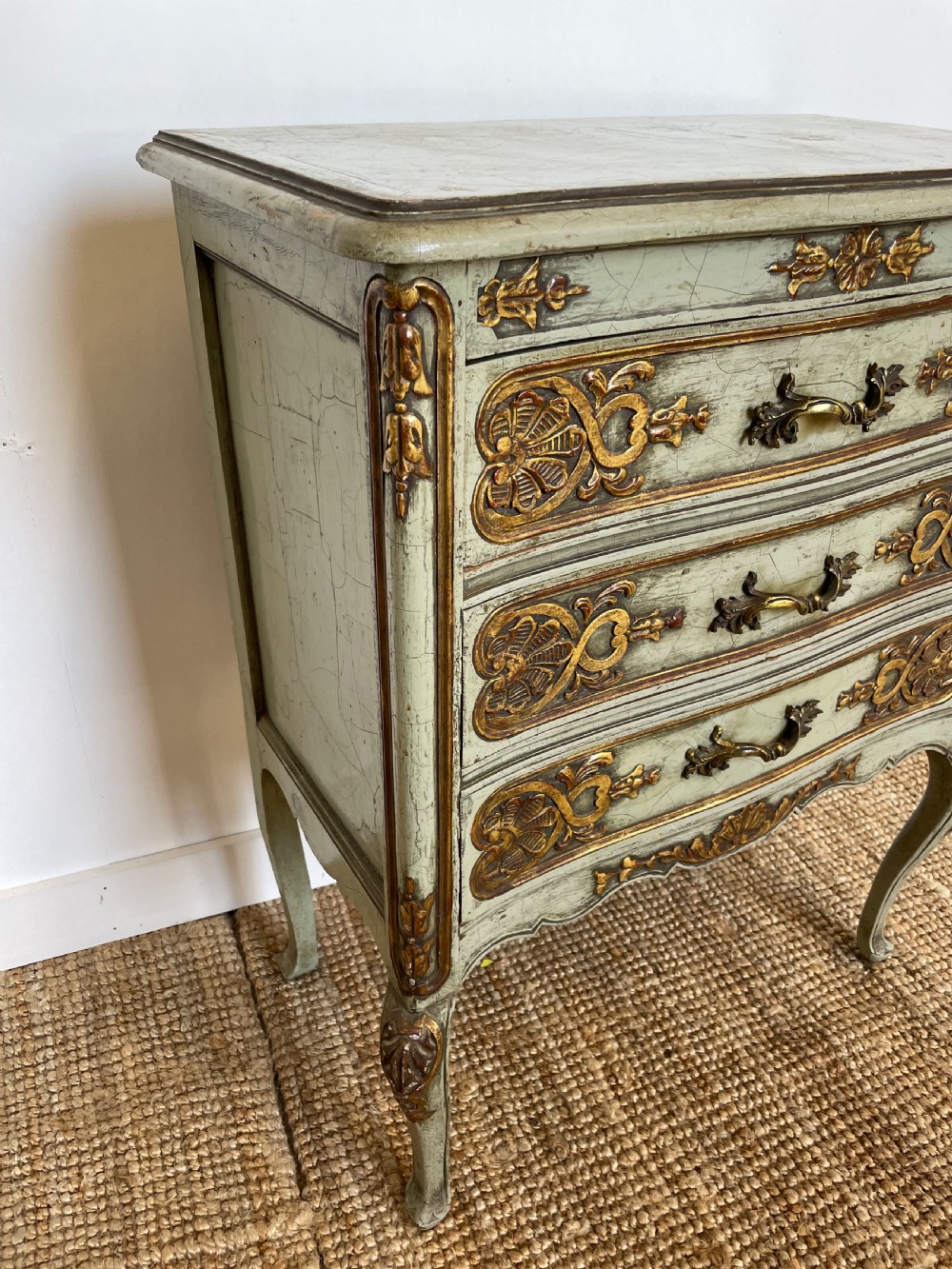 Small lacquered chest of drawers / commode 
 View III