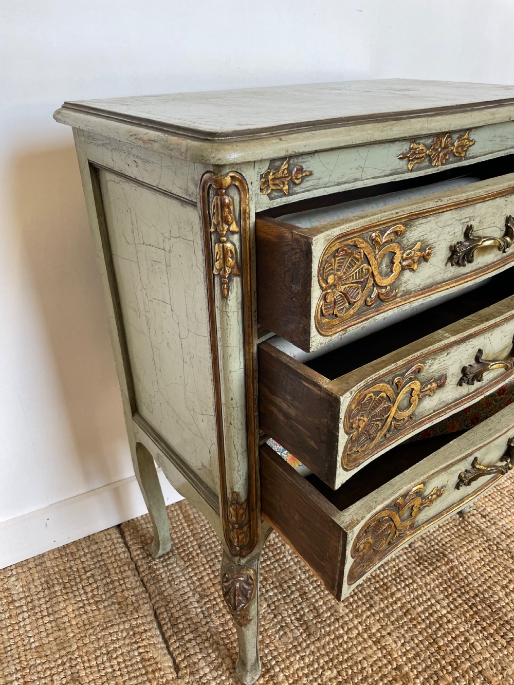 Small lacquered chest of drawers / commode 
 View V