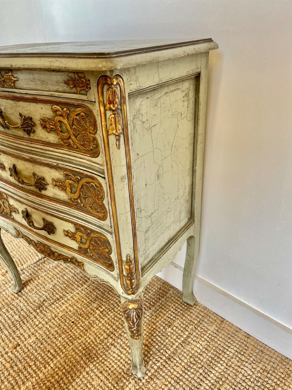 Small lacquered chest of drawers / commode 
 View VII