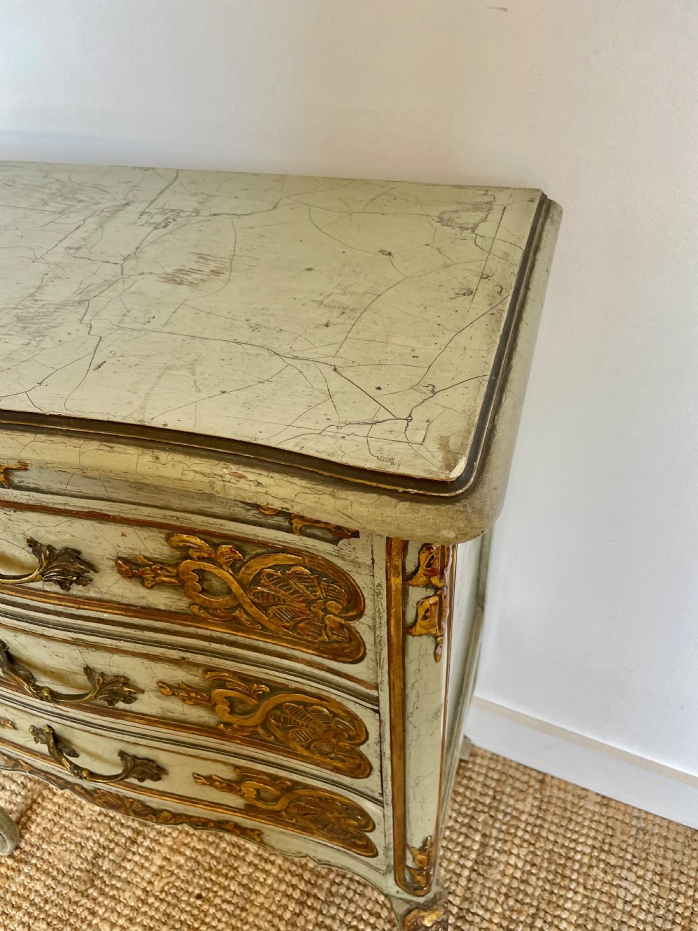 Small lacquered chest of drawers / commode 
 View VIII