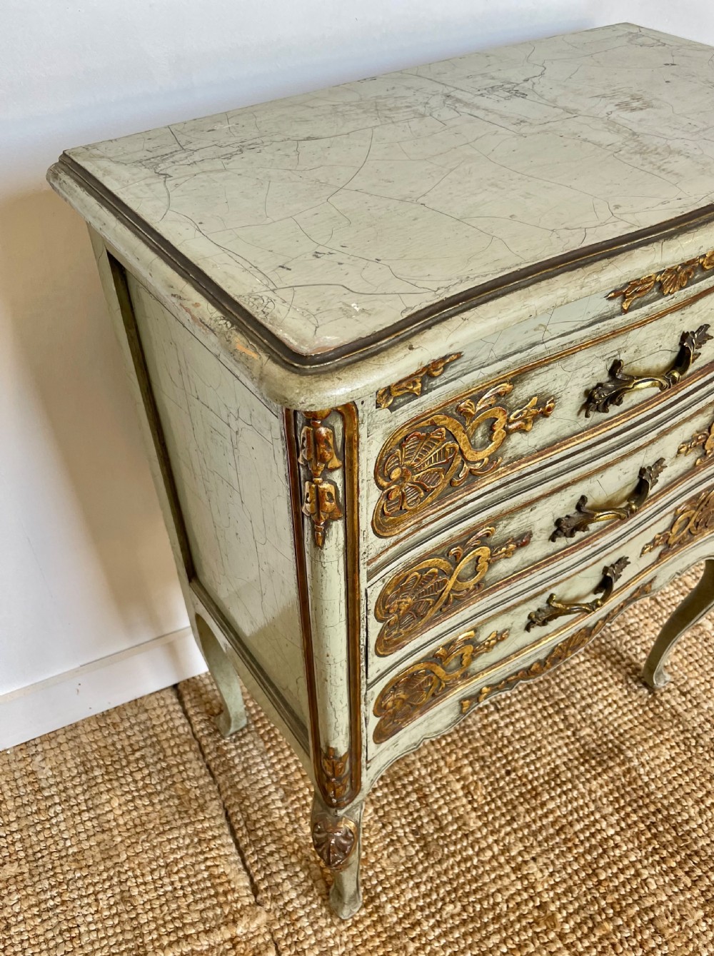 Small lacquered chest of drawers / commode 
 View IX